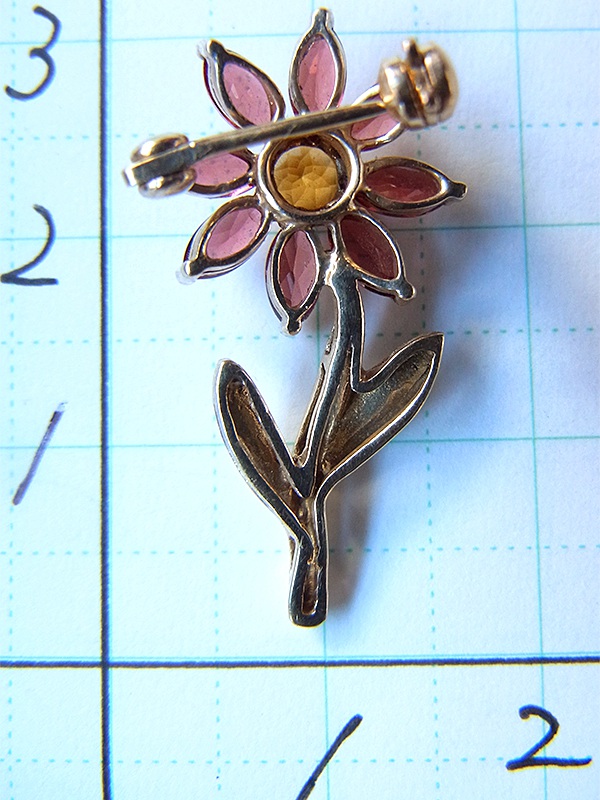【アクセサリー】ロンドン買い付け  ゴールド X レッド・イエロー ライトストーン 花モチーフ ブローチ 09UK1027【ヨーロッパ古着】