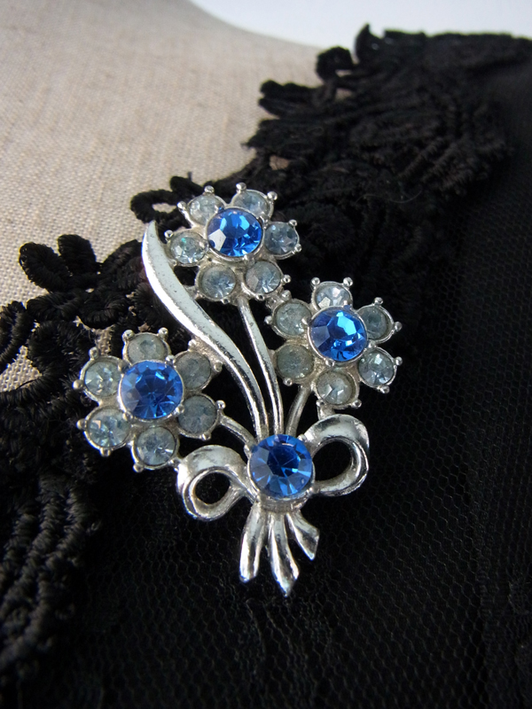 ロンドン買い付けブルー.ライトストーン花束モチーフヴィンテージブローチ09uk303