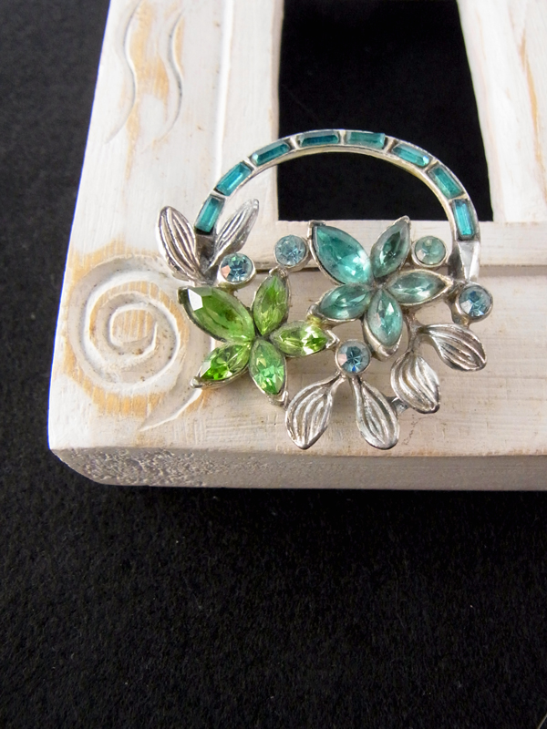 ロンドン買い付けブルー.グリーンラインストーン花飾りモチーフ.ヴィンテージブローチ09uk803