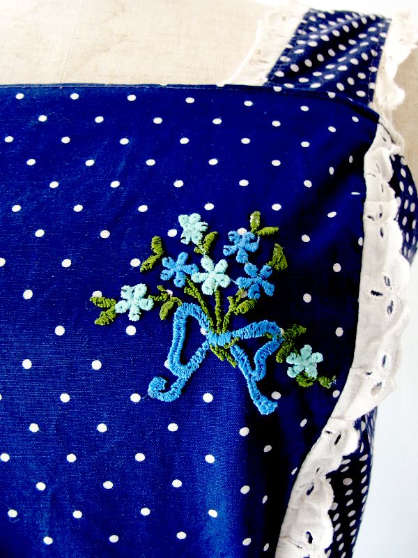 ヨーロッパ古着　 フランス買い付け　ブルーX　ホワイト・水玉　花柄刺繍 ヴィンテージ ワンピース :　13FC301 