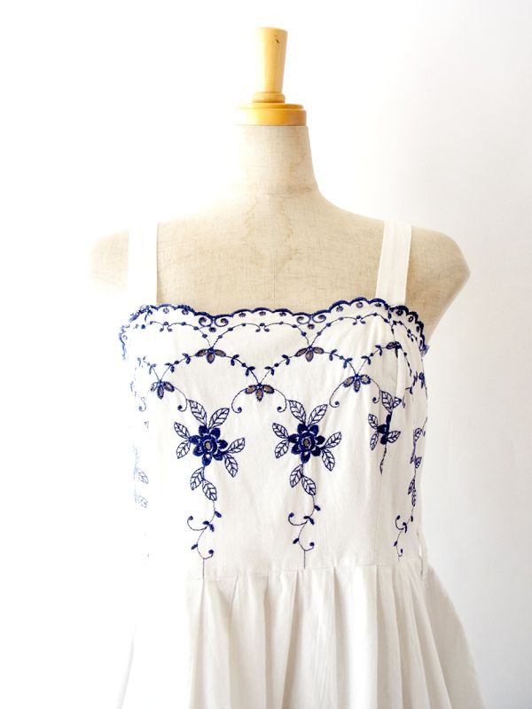 ヨーロッパ古着 フランス買い付け　ホワイト X ブルー　花柄刺繍 　ヴィンテージ　ワンピース :　13FC321