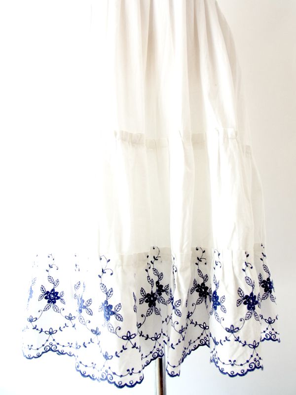 ヨーロッパ古着 フランス買い付け　ホワイト X ブルー　花柄刺繍 　ヴィンテージ　ワンピース :　13FC321