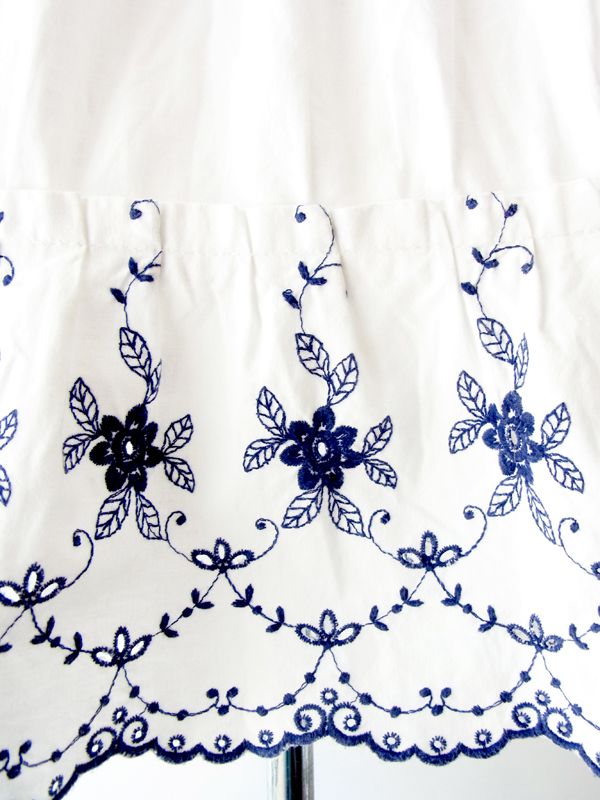 ヨーロッパ古着 フランス買い付け　ホワイト X ブルー　花柄刺繍 　ヴィンテージ　ワンピース :　13FC321