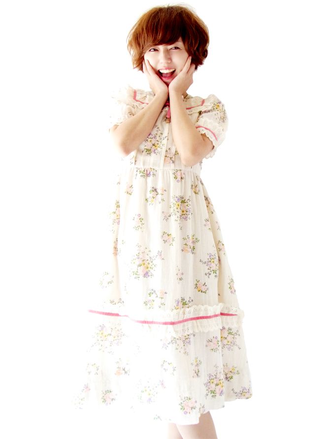ヨーロッパ古着 フランス買い付け オフホワイト X 花柄 ピンク・ベロアテープ レース使い ヴィンテージ ワンピース : 13FC440