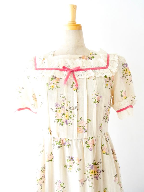 ヨーロッパ古着 フランス買い付け オフホワイト X 花柄 ピンク・ベロアテープ レース使い ヴィンテージ ワンピース : 13FC440
