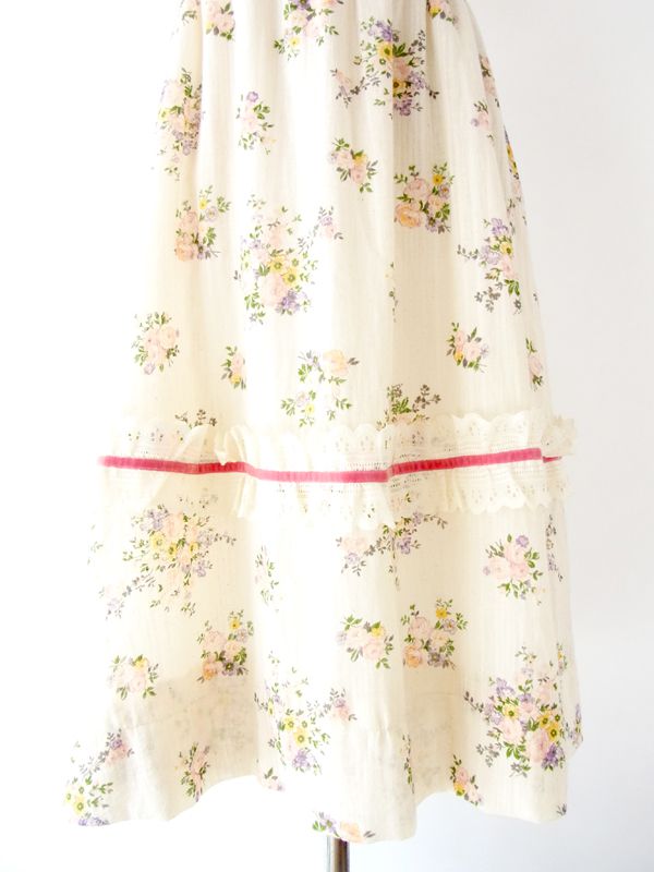 ヨーロッパ古着 フランス買い付け オフホワイト X 花柄 ピンク・ベロアテープ レース使い ヴィンテージ ワンピース : 13FC440