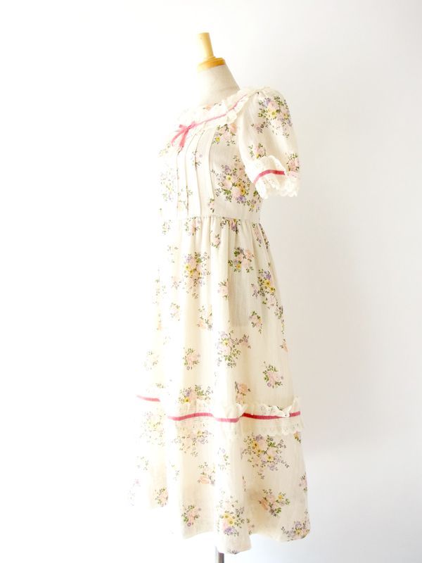 ヨーロッパ古着 フランス買い付け オフホワイト X 花柄 ピンク・ベロアテープ レース使い ヴィンテージ ワンピース : 13FC440