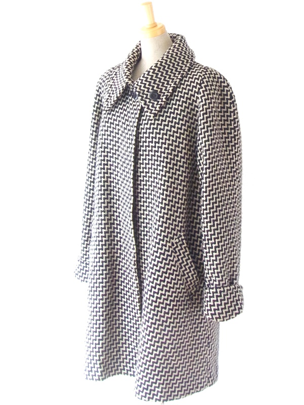 ヨーロッパ古着 フランス買い付け　60年代製 モノトーン 大きなスタンドカラー 幾何学模様　ツイードコート: 13FC803