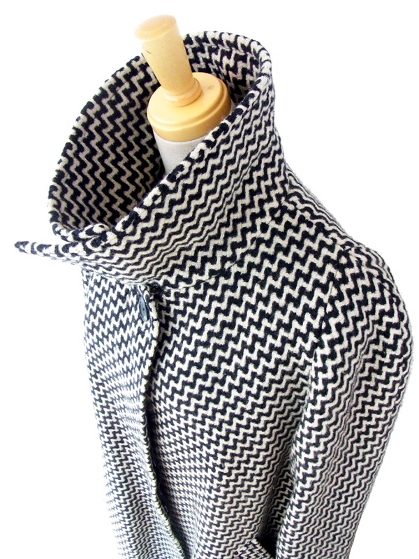 ヨーロッパ古着 フランス買い付け　60年代製 モノトーン 大きなスタンドカラー 幾何学模様　ツイードコート: 13FC803