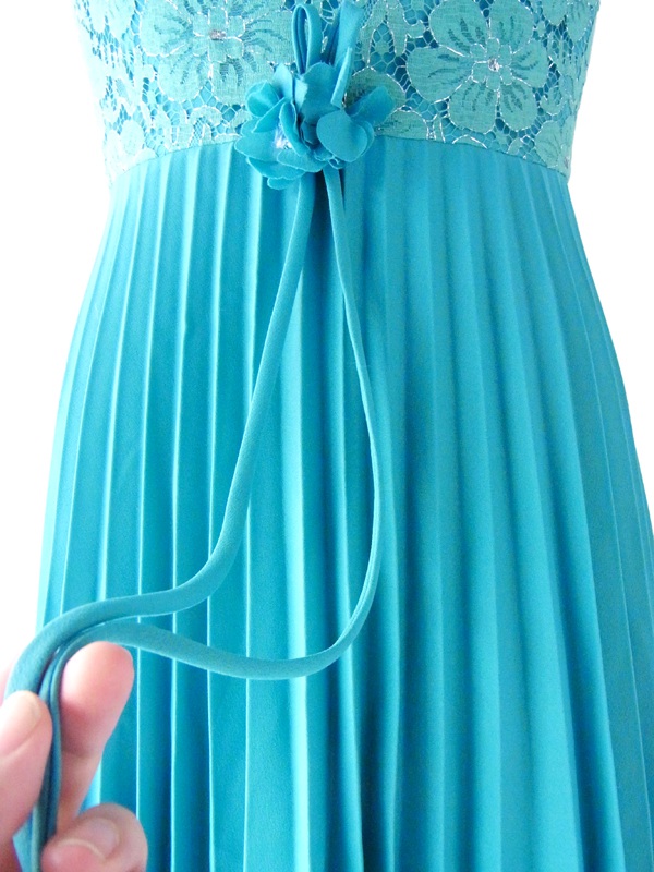 ヨーロッパ古着 ６０年代製　ターコイズブルー花柄レース　花コサージュ　ヴィンテージ プリーツドレス 13FC809