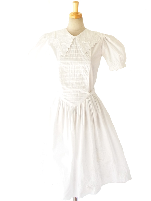 ヨーロッパ古着 フランス買い付け ６０年代製 ホワイト X 襟、スカートに花柄刺繍入り アンティーク ワンピース 14FC209