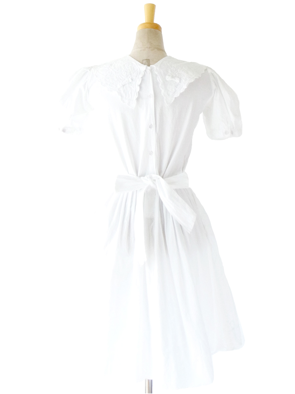 ヨーロッパ古着 フランス買い付け ６０年代製 ホワイト X 襟、スカートに花柄刺繍入り アンティーク ワンピース 14FC209