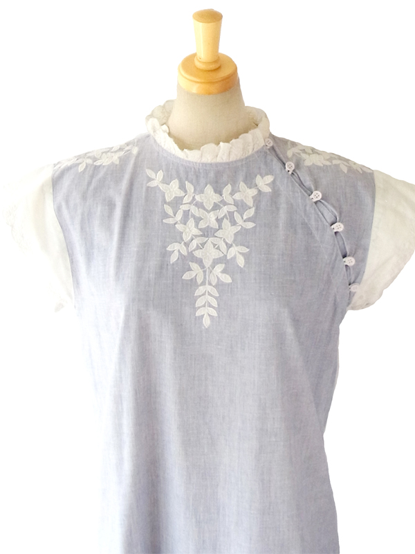 ６０年代フランス製 水色 X ホワイト 両面アンティーク花柄刺繍 ワンピース 14FC409