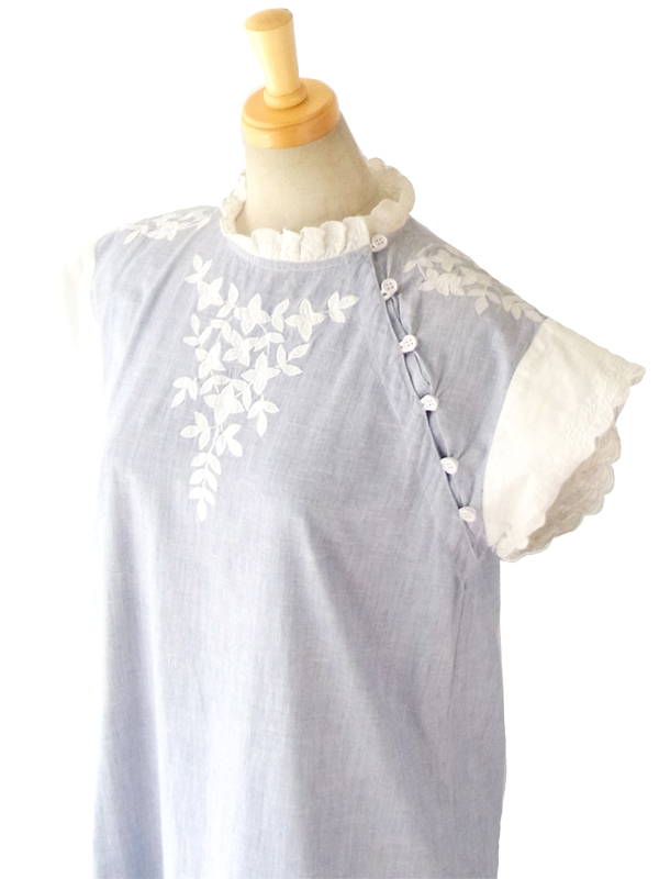 ６０年代フランス製 水色 X ホワイト 両面アンティーク花柄刺繍 ワンピース 14FC409
