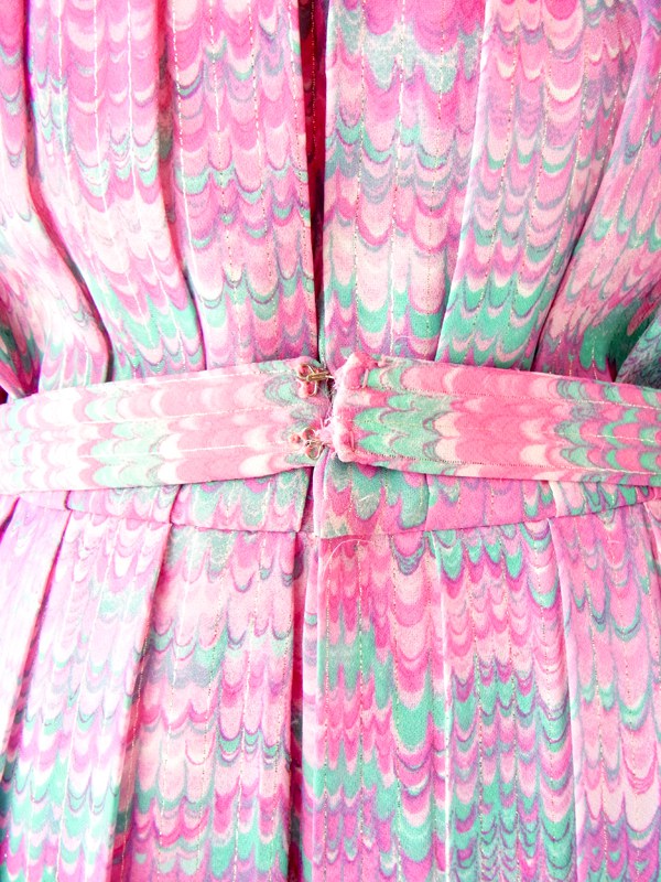 ６０年代フランス製 ピンク 水色 波模様 ゴールドラメ糸入り　レトロデザイン プリーツ ワンピース 14FC429