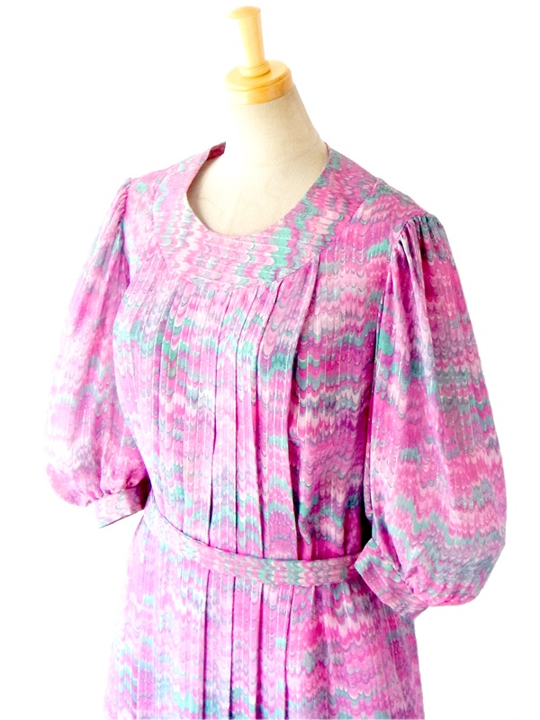 ６０年代フランス製 ピンク 水色 波模様 ゴールドラメ糸入り　レトロデザイン プリーツ ワンピース 14FC429