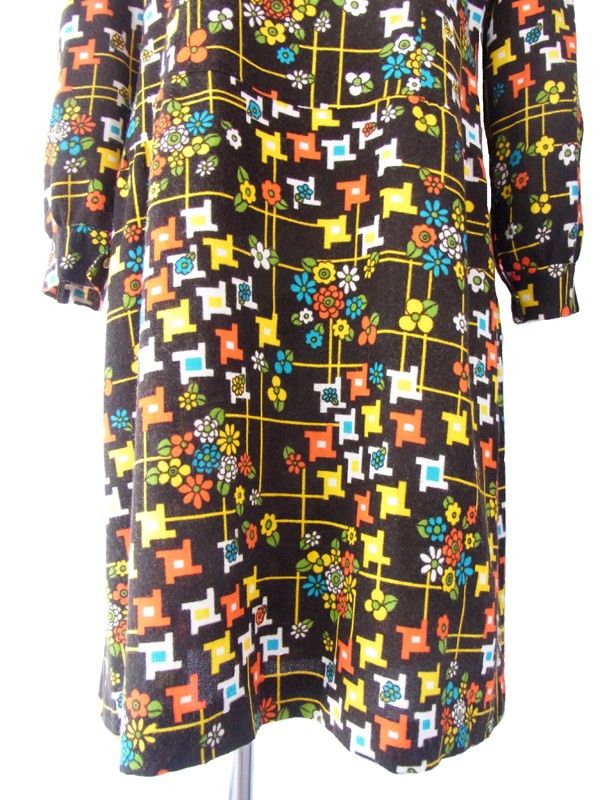 ヨーロッパ古着 フランス買い付け ６０年代製 ブラック X カラフルなレトロプリント ヴィンテージ ウールワンピース14FC521