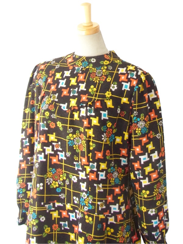 ヨーロッパ古着 フランス買い付け ６０年代製 ブラック X カラフルなレトロプリント ヴィンテージ ウールワンピース14FC521