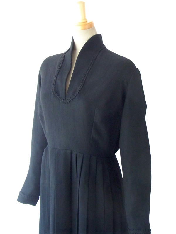 ヨーロッパ古着 フランス買い付け ６０年代製 シックなブラック X コード飾り ヴィンテージ ワンピース 14FC535