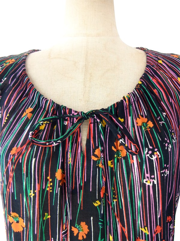 ヨーロッパ古着 ロンドン買い付け 60年代製 シックなブラック X カラフル花柄 ベルト付き　ヴィンテージ ワンピース 15BS116
