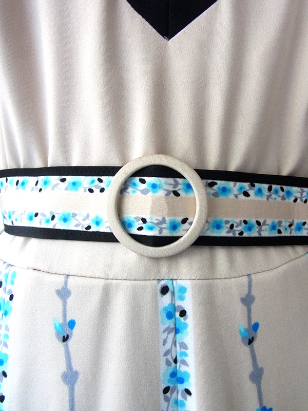 ヨーロッパ古着 ロンドン買い付け アイボリー X ブラック・ブルー 花柄プリント ベルト付き ヴィンテージ ワンピース 15BS405