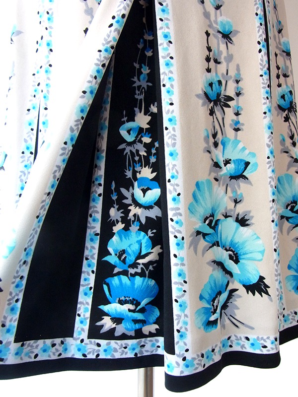 ヨーロッパ古着 ロンドン買い付け アイボリー X ブラック・ブルー 花柄プリント ベルト付き ヴィンテージ ワンピース 15BS405