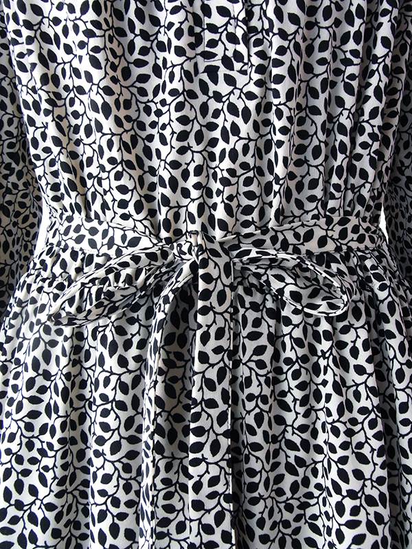 【送料無料】ロンドン買い付け 60年代製 ホワイト X ブラック リーフ柄 エレガント ワンピース 15BS406【ヨーロッパ古着】