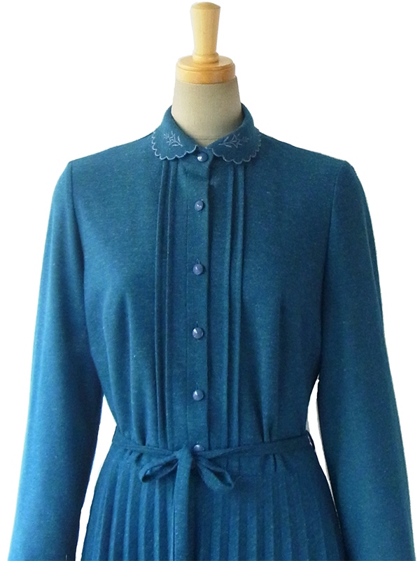 ヨーロッパ古着 ロンドン買い付け 60年代製 ブルー X 刺繍入り波型襟 ヴィンテージ プリーツ ワンピース 15BS415