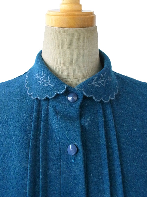 ヨーロッパ古着 ロンドン買い付け 60年代製 ブルー X 刺繍入り波型襟 ヴィンテージ プリーツ ワンピース 15BS415