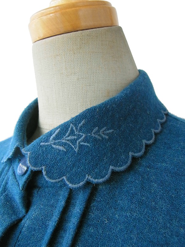 ヨーロッパ古着 ロンドン買い付け 60年代製 ブルー X 刺繍入り波型襟 ヴィンテージ プリーツ ワンピース 15BS415