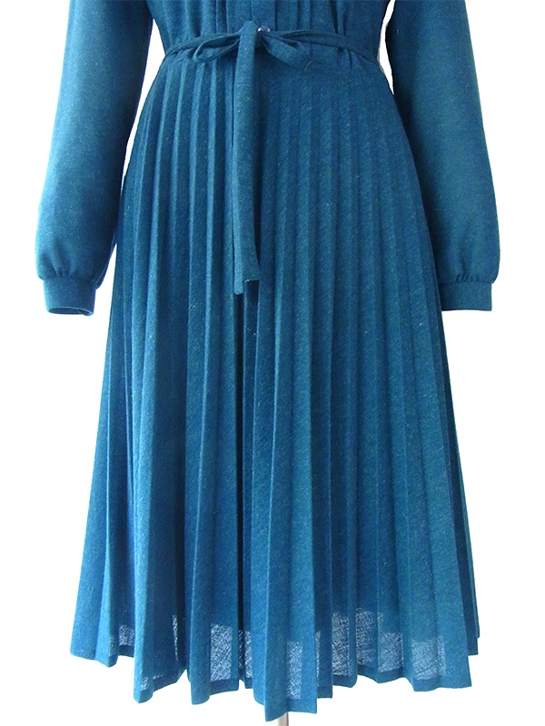 ヨーロッパ古着 ロンドン買い付け 60年代製 ブルー X 刺繍入り波型襟 ヴィンテージ プリーツ ワンピース 15BS415