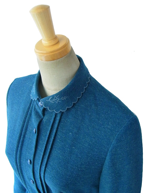 ヨーロッパ古着 ロンドン買い付け 60年代製 ブルー X 刺繍入り波型襟 ヴィンテージ プリーツ ワンピース 15BS415