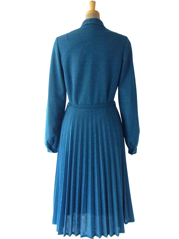 ヨーロッパ古着 ロンドン買い付け 60年代製 ブルー X 刺繍入り波型襟 ヴィンテージ プリーツ ワンピース 15BS415