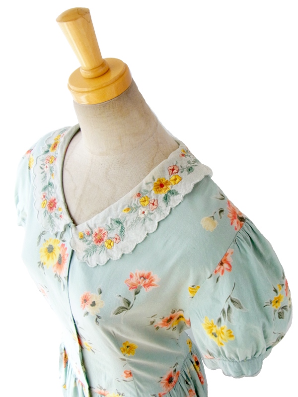 ヨーロッパ古着 淡い水色 X ローラアシュレイ風花柄 X 花柄刺繍衿 ロマンティック ワンピース 15FC011
