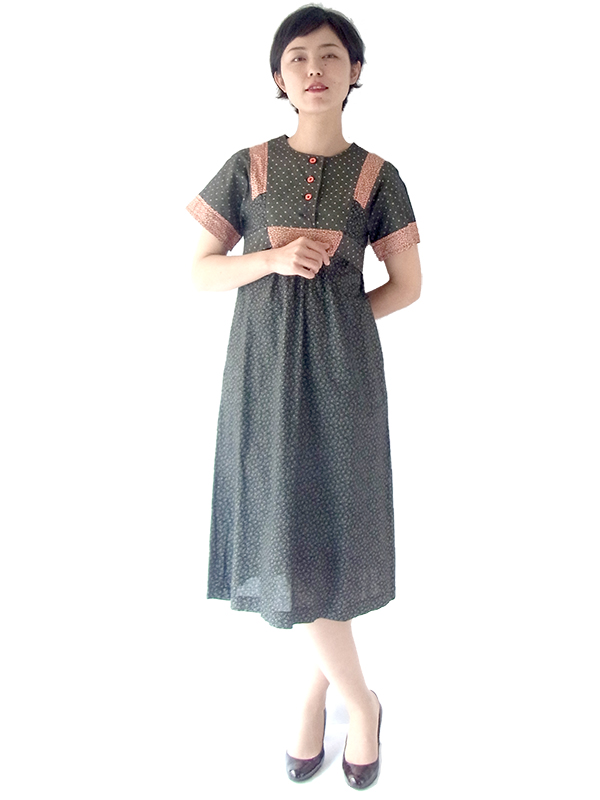 ヨーロッパ古着 フランス買い付け ６０年代製 ブラック X ホワイト 小花柄 花柄生地切替 フォークロア ワンピース 15FC111