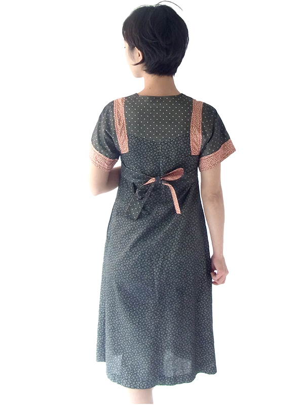 ヨーロッパ古着 フランス買い付け ６０年代製 ブラック X ホワイト 小花柄 花柄生地切替 フォークロア ワンピース 15FC111