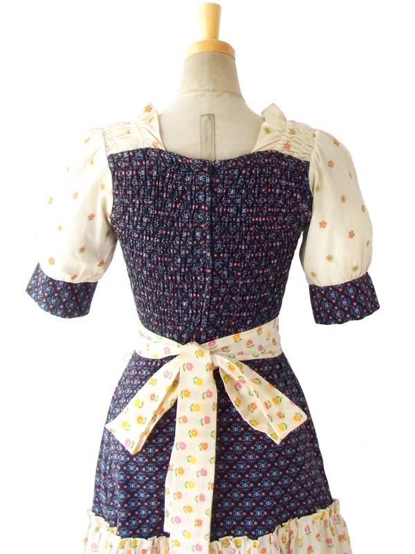 ヨーロッパ古着 フランス買い付け 60年代製 ベージュ X ネイビー 生地切替 花柄刺繍 ふんわり ワンピース 15FC232