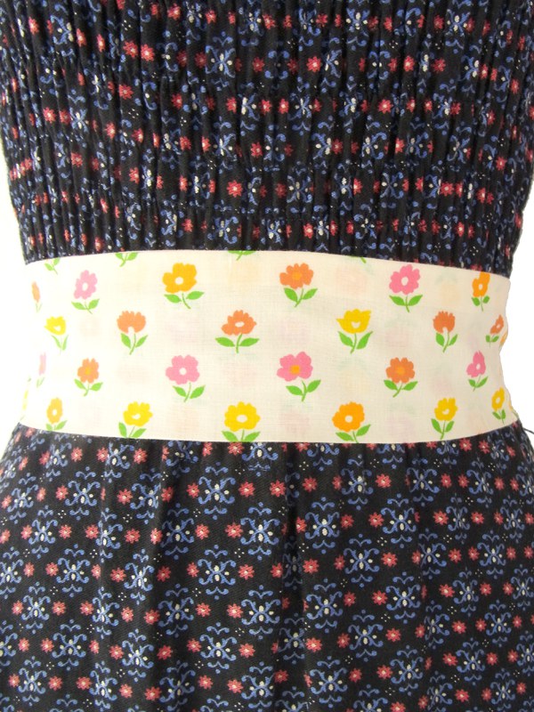 ヨーロッパ古着 フランス買い付け 60年代製 ベージュ X ネイビー 生地切替 花柄刺繍 ふんわり ワンピース 15FC232