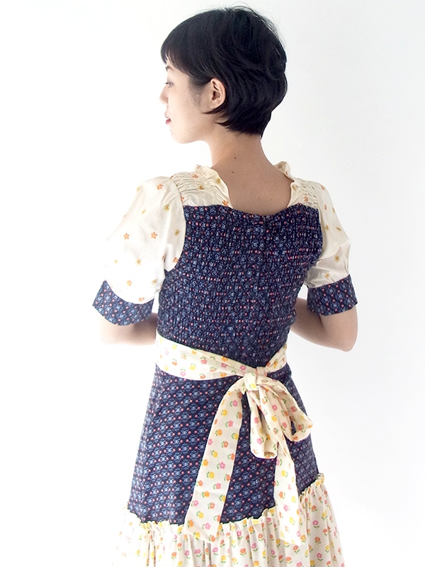 ヨーロッパ古着 フランス買い付け 60年代製 ベージュ X ネイビー 生地切替 花柄刺繍 ふんわり ワンピース 15FC232