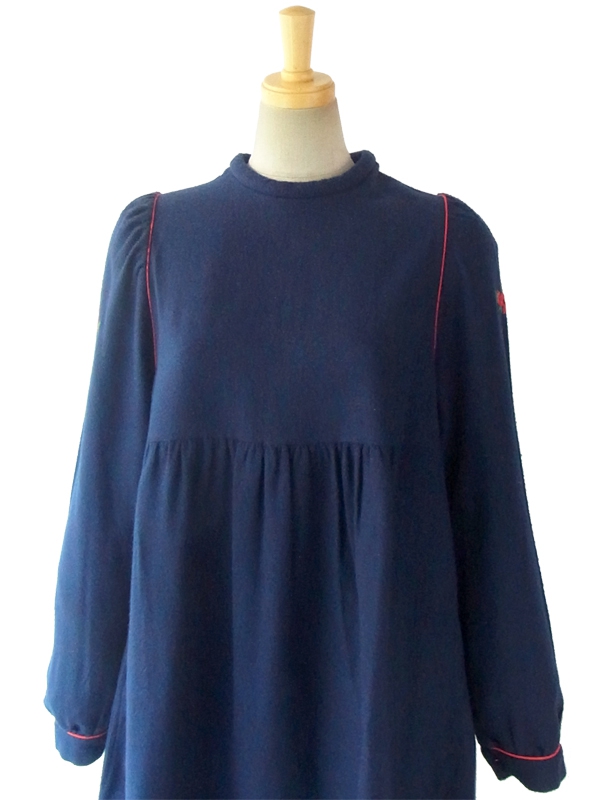 ヨーロッパ古着 フランス買い付け 60年代製 深いブルー X レッドパイピング 肩口に花柄刺繍 ウール ワンピース 15FC411