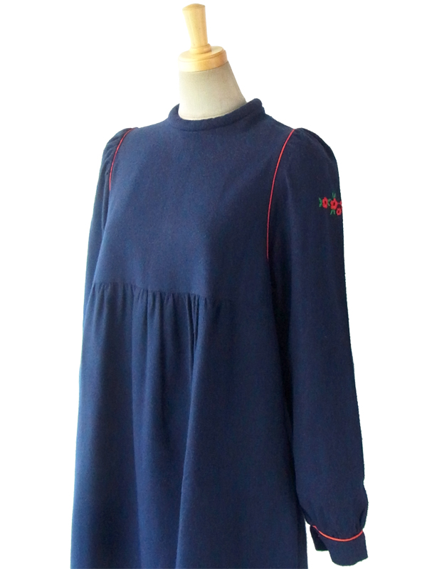 ヨーロッパ古着 フランス買い付け 60年代製 深いブルー X レッドパイピング 肩口に花柄刺繍 ウール ワンピース 15FC411