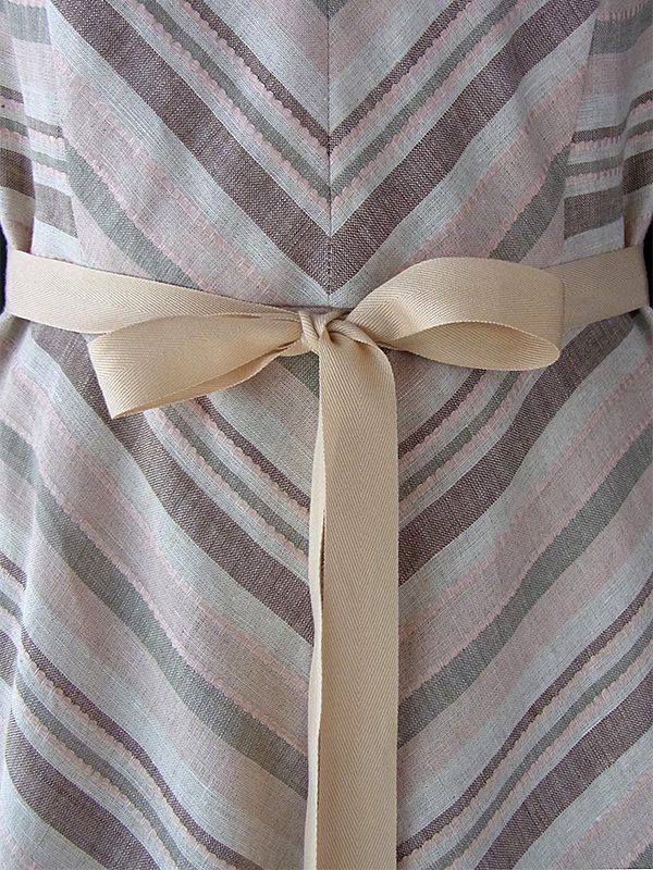 未使用品　ライトベージュ X バイアス柄 サーキュラーカラー リボンベルト ワンピース 15OD1217