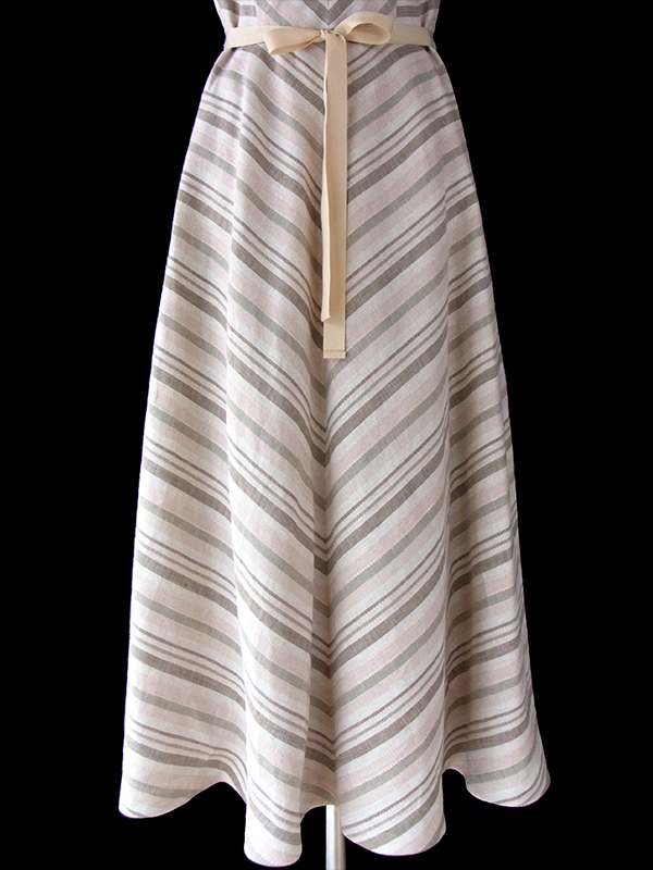 未使用品　ライトベージュ X バイアス柄 サーキュラーカラー リボンベルト ワンピース 15OD1217