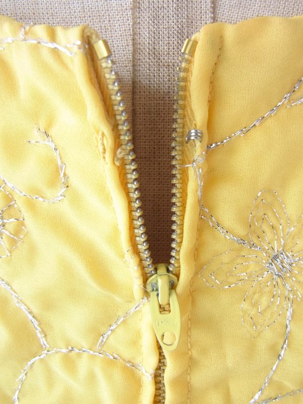 ヨーロッパ古着 ロンドン買い付け 60年代製 レモン色 X シルバーラメ糸花柄刺繍 マキシワンピース 15OM402