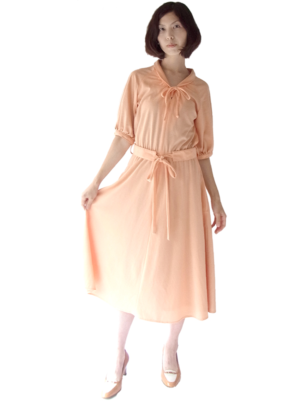 ヨーロッパ古着 ロンドン買い付け 70年代製 アプリコット X リボン紐・デザインベルト付き レトロ ワンピース 16BS216