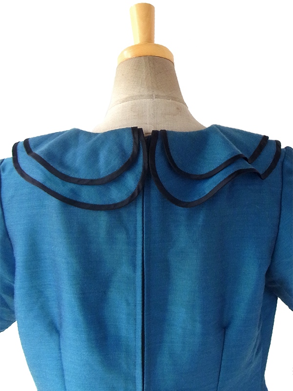 ヨーロッパ古着 ロンドン買い付け 上品な光沢のピーコックブルー X ブラック 薔薇コサージュ ヴィンテージ ドレス 16BS412