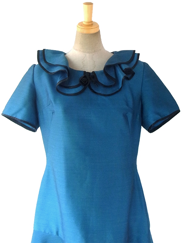 ヨーロッパ古着 ロンドン買い付け 上品な光沢のピーコックブルー X ブラック 薔薇コサージュ ヴィンテージ ドレス 16BS412