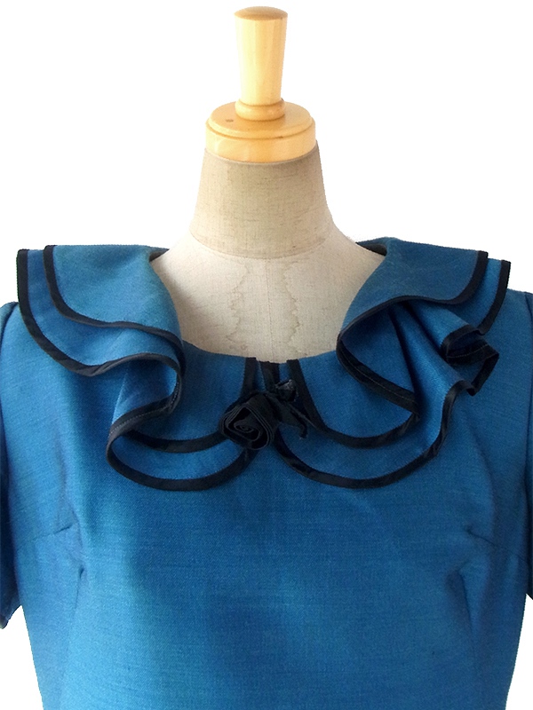 ヨーロッパ古着 ロンドン買い付け 上品な光沢のピーコックブルー X ブラック 薔薇コサージュ ヴィンテージ ドレス 16BS412