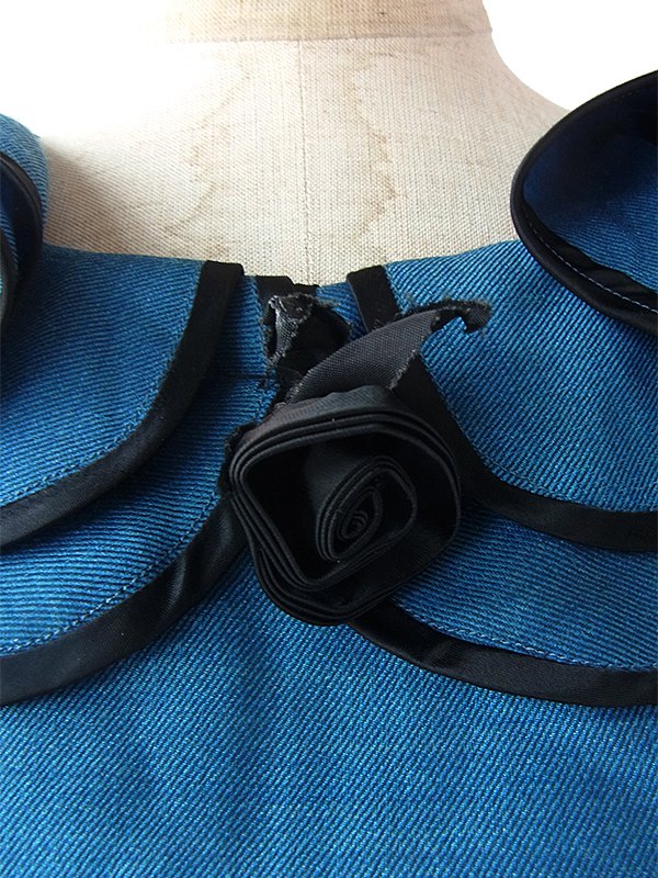 ヨーロッパ古着 ロンドン買い付け 上品な光沢のピーコックブルー X ブラック 薔薇コサージュ ヴィンテージ ドレス 16BS412