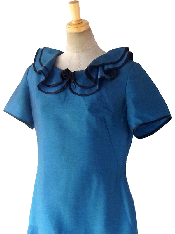 ヨーロッパ古着 ロンドン買い付け 上品な光沢のピーコックブルー X ブラック 薔薇コサージュ ヴィンテージ ドレス 16BS412